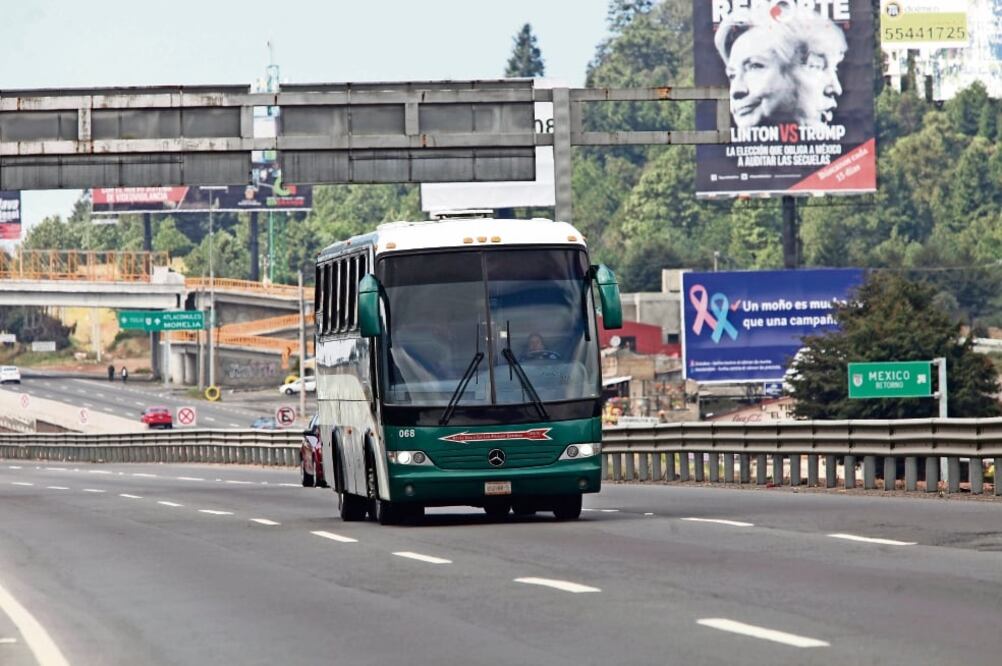 El kilómetro 38 de la carretera Toluca-México es el lugar ideal para la comisión de asaltos, ya que el atravesar una por zona boscosa les sirve a los delincuentes como ruta de escape (JORGE ALVARADO. EL UNIVERSAL)