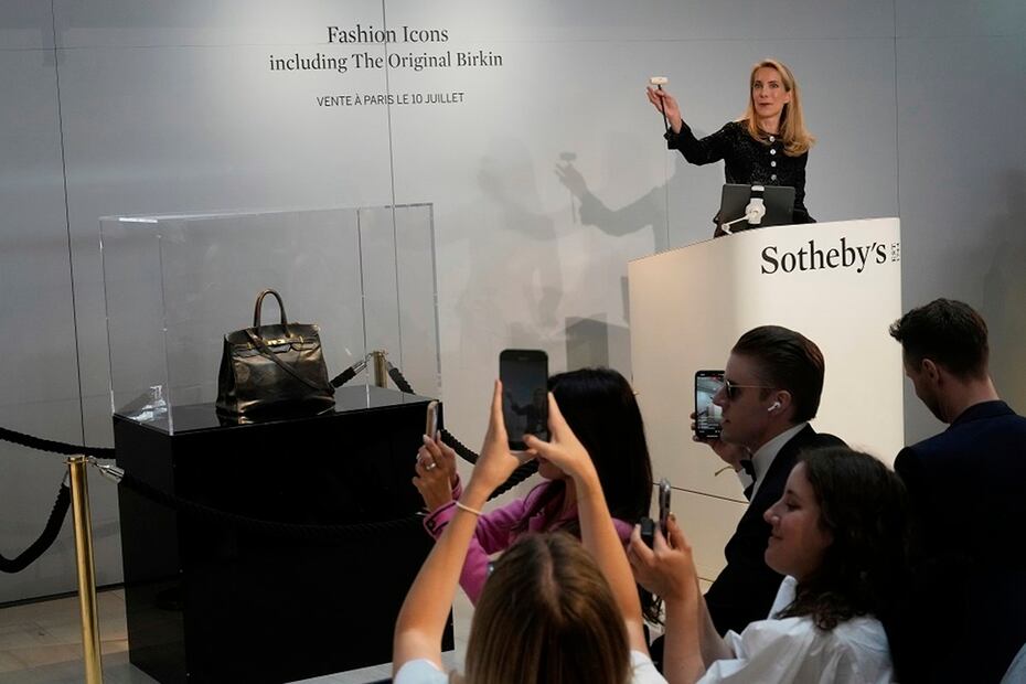 Subastan el bolso Birkin original por 10 millones de dólares. Foto: AP / Michel Euler