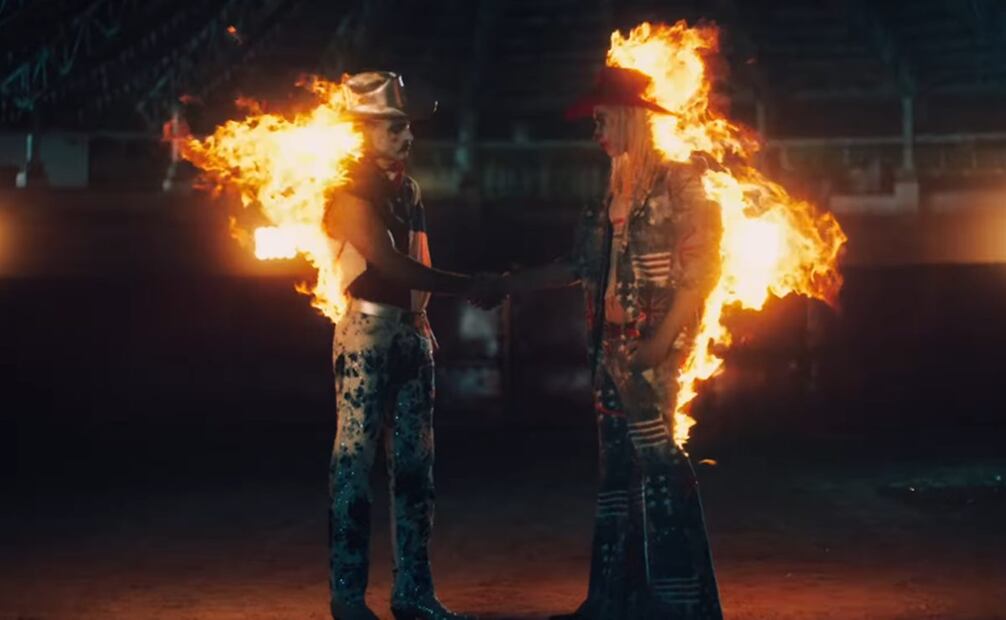 Escena en el video "Mírame feliz", de Belinda.