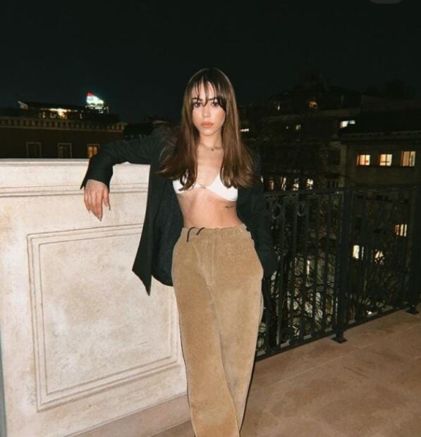 Danna Paola nos enseña cómo llevar una blusa sin brasier
