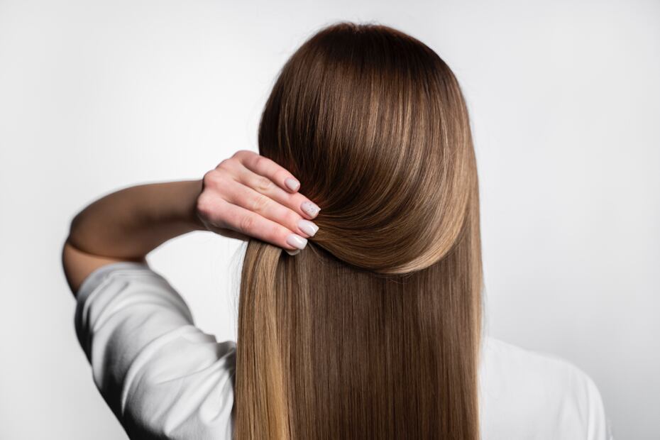Cortar las puntas abiertas del cabello. Foto: Freepik