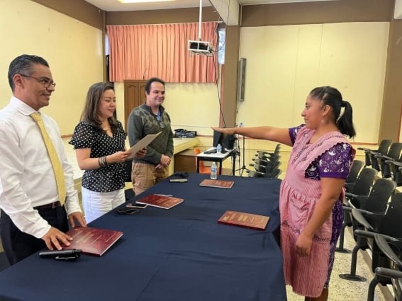 ¡Orgullo nacional! Mujer mexicana se gradúa con tesis en lengua náhuatl