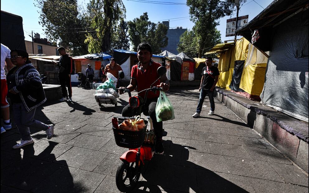 Campamento de migrantes en la Plaza de la Soledad en la alcaldía Venustiano Carranza, el 26 de febrero de 2025. Foto: Gabriel Pano/EL UNIVERSAL