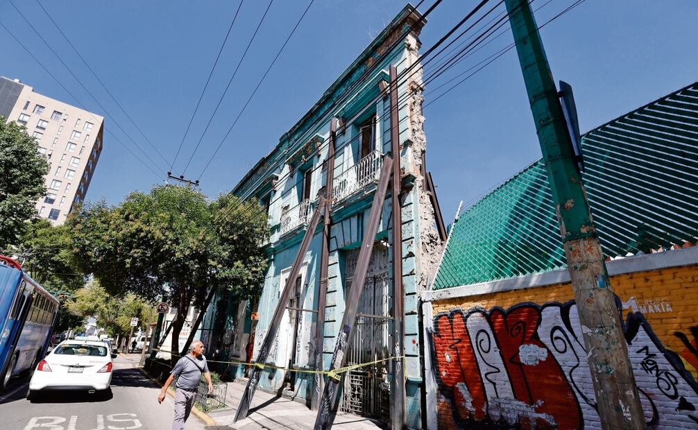 La Coordinación General de Protección Civil de Toluca apuntaló las fachadas y bardas de los inmuebles para prevenir riesgos, pero son endebles, sensibles al movimiento. Foto: Jorge Alvarado / EL UNIVERSAL