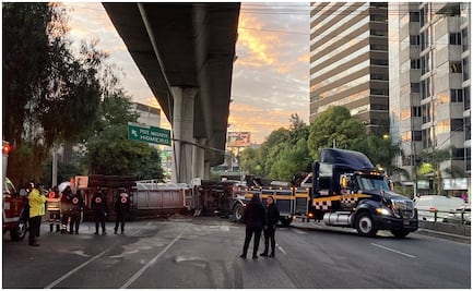 ¡Toma precauciones! Pipa vuelca sobre Periférico; conductor queda atrapado en cabina