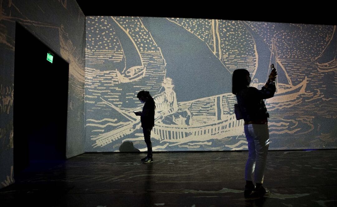 Personas recorren la exhibición inmersiva "Imagine Van Gogh" en la ciudad de Buenos Aires, Argentina. Foto: Xinhua/Martín Zabala