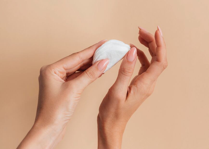 Ponerte uñas de gel no tiene que se un riesgo para tu salud.  Foto: Freepik
