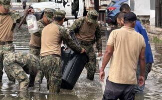Activan Plan Marina en Mazatlán tras fuertes lluvias; navales realizan labores de limpieza y desazolve