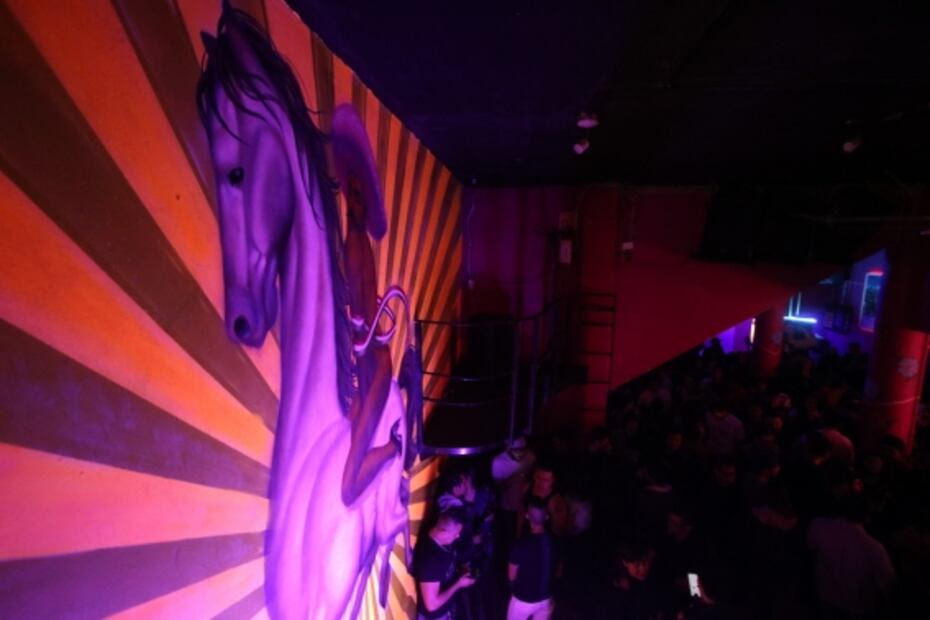 El zapata desnudo también cabalga en el mural del bar gay El Marra