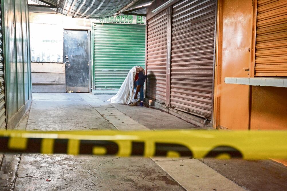 Ayer privaron de la vida a un hombre en el tianguis del mercado Baltazar R. Leyva Mancilla, en Chilpancingo, Guerrero. El lugar fue acordonado por policías estatales y municipales, donde también arribaron peritos de la fiscalía (JOSÉ I. HERNÁNDEZ. CUARTO)
