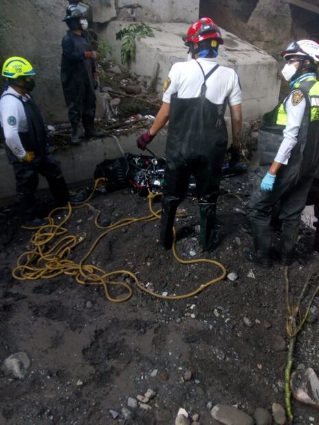 Hallan moto en la que viajaba Ana Karen, joven arrastrada por corriente en Tlalnepantla