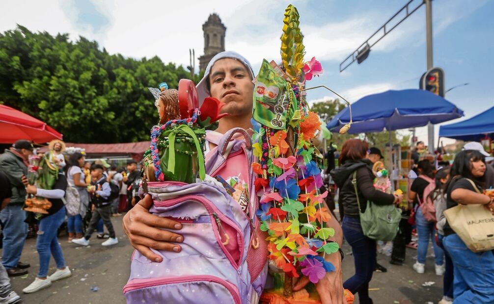 Axel, de 20 años, llegó a San Hipólito con dos esculturas del santo para agradecer su libertad y pedirle que lo oriente en su vida. Foto: Luis Camacho