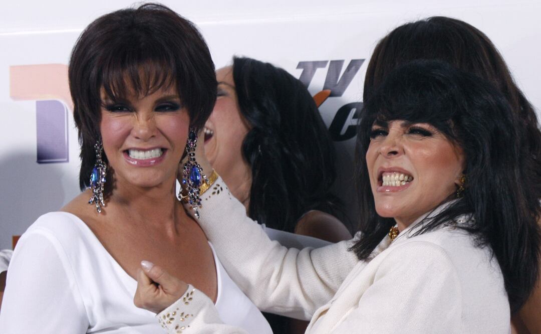 Las actrices mexicanas Lucía Méndez y Verónica Castro bromean durante la presentación de la producción televisiva mexicana "Mujeres Asesinas" en la Ciudad de México, el sábado 14 de junio de 2008.
Foto: AP / Marco Ugarte.