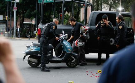 Patrulla de SSC tira a motociclistas al pasarse un alto en Avenida México Tenochtitlán; "aquí no pasó nada", aseguraron policías