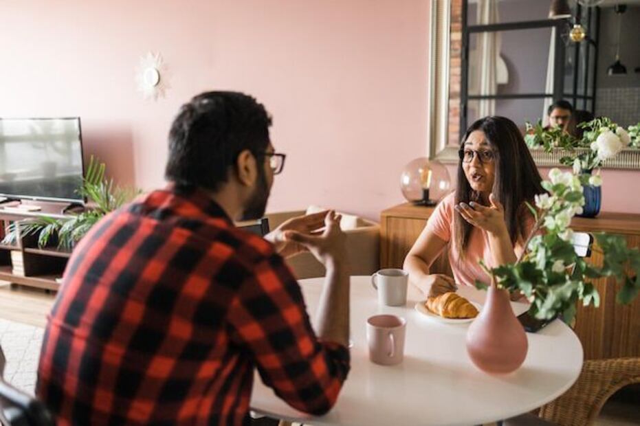 La importancia de las conversaciones incómodas en una relación de pareja. Fuente: Freepik.