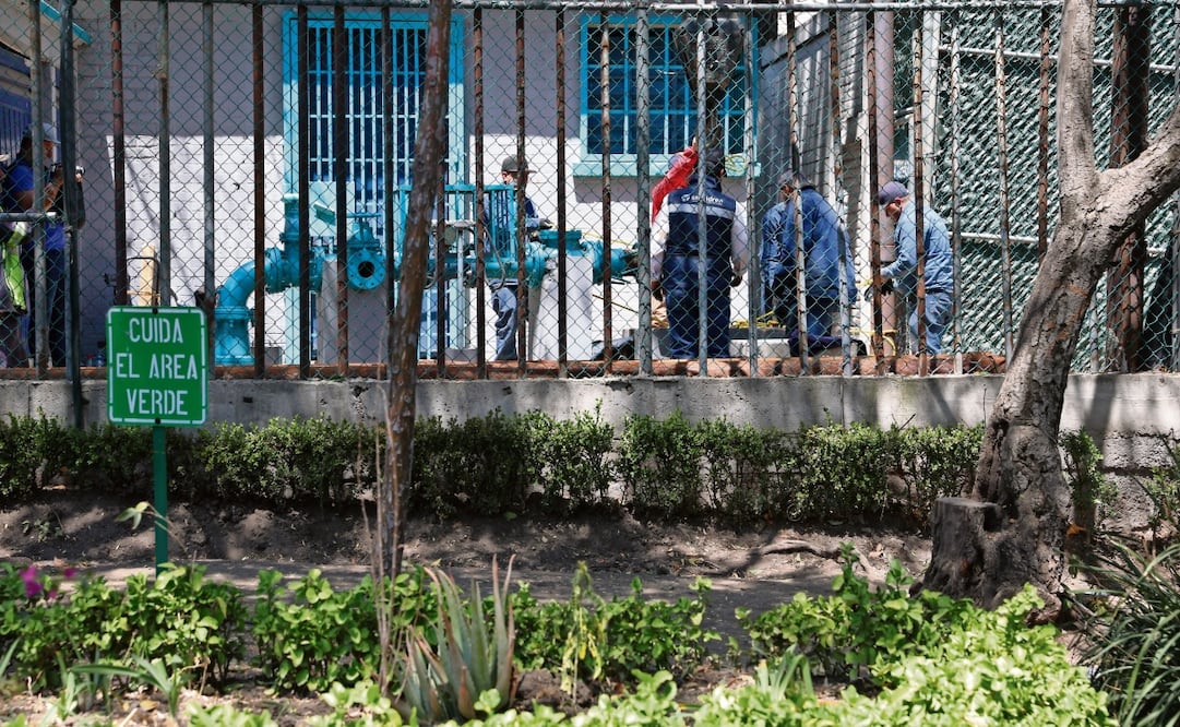 El agua del pozo Alfonso XIII, ubicado en Álvaro Obregón, fue extraída para proceder a la limpieza de las instalaciones. Foto: Iván Montaño | El Universal