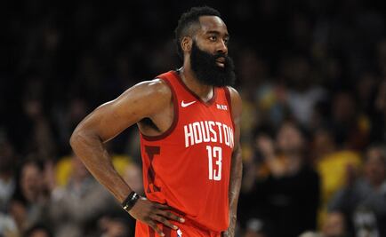 NBA multa a James Harden por criticar a árbitro