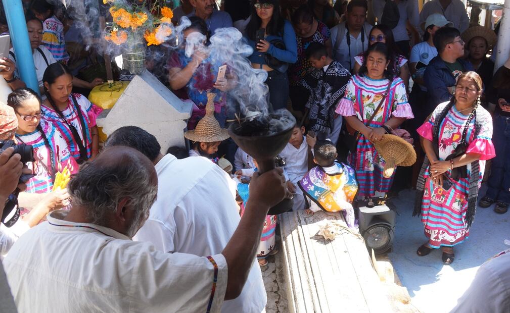 Mazatecos realizan ritual en el panteón de Huautla de Jiménez para recibir a las ánimas que visitarán a sus seres queridos, en Oaxaca, el 27 de octubre de 2025. Foto: Edwin Hernández/EL UNIVERSAL