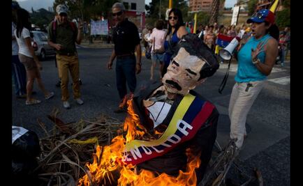 Venezolanos queman muñecos de Maduro como Judas