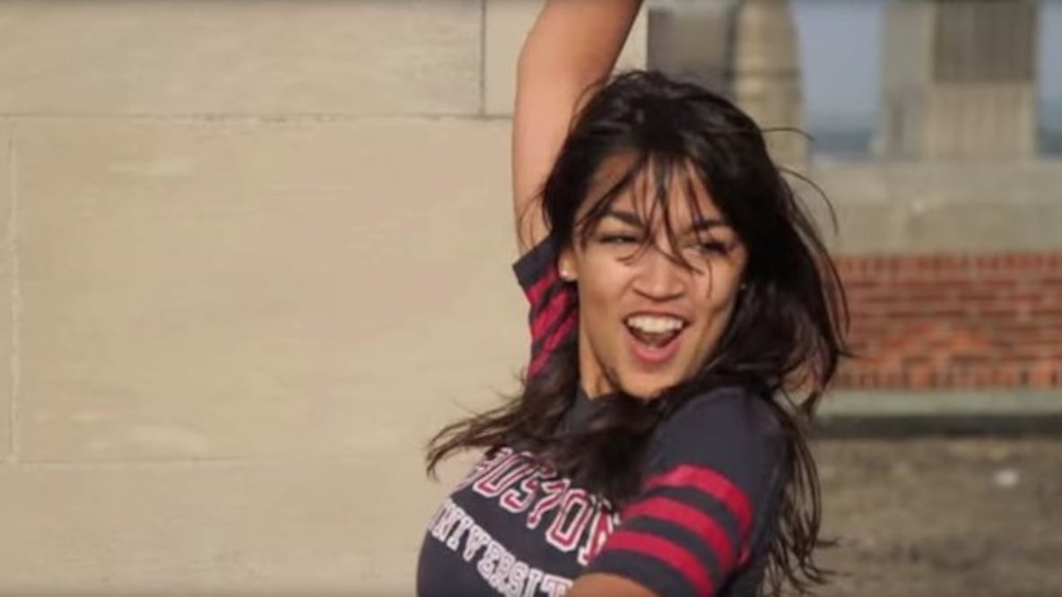 Un video de hace unos 10 años en el que aparece bailando la congresista estadounidense Ocasio-Cortez reapareció en las redes. Foto: Reuters