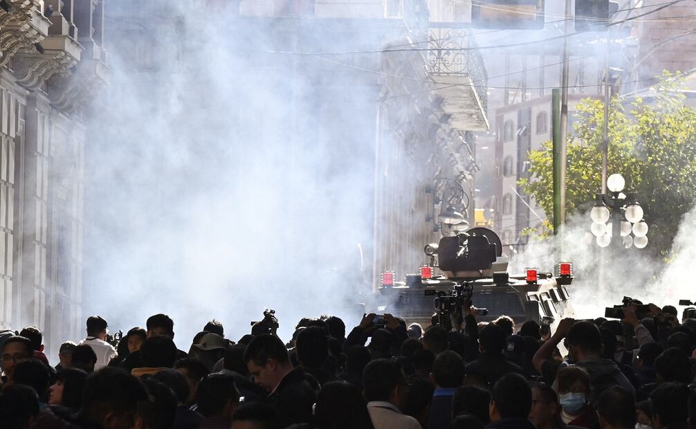 Militares en vehículos blindados disparan gases lacrimógenos contra personas afuera del Palacio Quemado en la Plaza Murillo, en la Paz. Foto: AIZAR RALDES / AFP