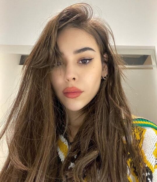 Danna Paola luce el pants falda más original del momento