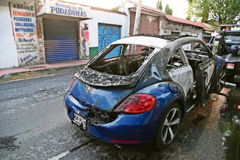 A las 03:15 horas de ayer se reportó que en la calle 5 de mayo y Galeana se incendiaba un Volkswagen, tipo Beetle, color azul metálico. (FRANCISCO RODRÍGUEZ. EL UNIVERSAL)