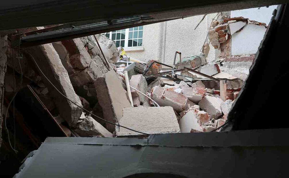 Ciudad de México, 26 de diciembre 2023 
Secuelas de la explosión en la calle provincia, los vecinos de número 1013 comienzan a recibir apoyo por parte de las autoridades para remover muebles y cristales resultado del accidente. Fotos: Berenice Fregoso. El universal