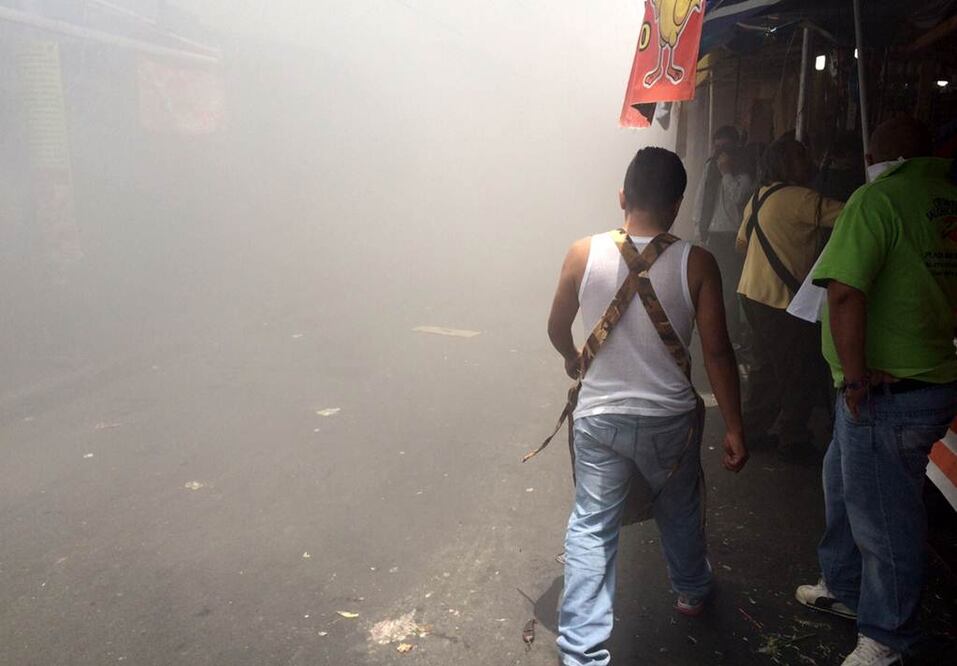 Raúl Esquivel, jefe del Heroico Cuerpo de Bomberos de la Ciudad de México, informó en redes sociales que elementos trabajan en sofocar un incendio en cinco locales comerciales del mercado de La Merced