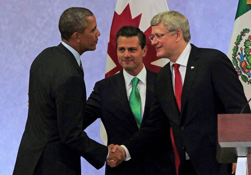 El gobierno de Stephen Harper (d) puso en práctica un enfoque cínico respecto a México: mucho discurso sobre la amistad y la cooperación, poca sustancia en los actos (ARCHIVO REUTERS)