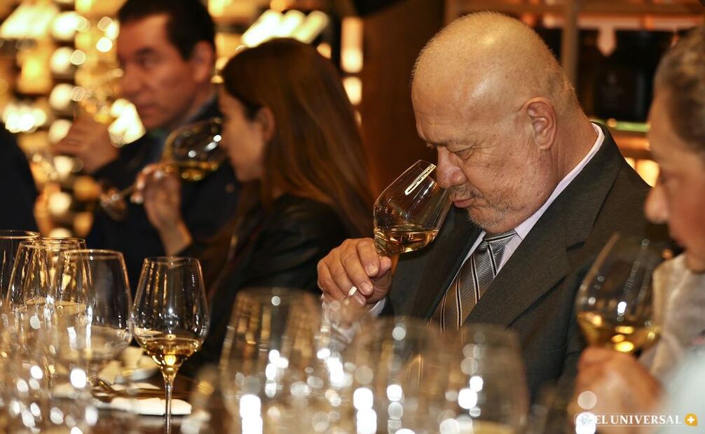 Mediante su aroma, el vino permite identificar sus matices, como frutas, especias o madera, entre otros. | Foto: Berenice Fregoso.