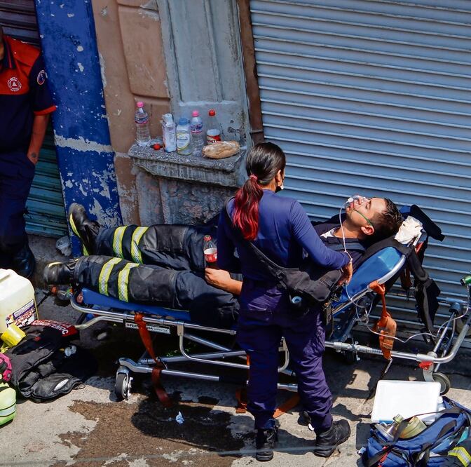 Los bomberos fueron atendidos por paramédicos del ERUM. Foto: Luis Camacho| | El Universal