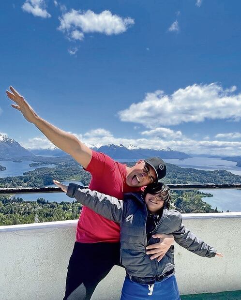 El venezolano Carlos García comparte con su hijo, Marcelo, en Argentina, hacia donde el menor pudo trasladarse hace cinco años luego de una lejanía física entre ambos Foto: Especial