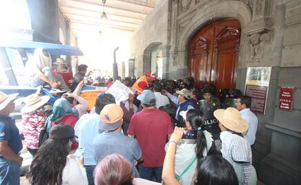 Habitantes de La Resurrección y policías se enfrentan frente al Palacio Municipal en Puebla