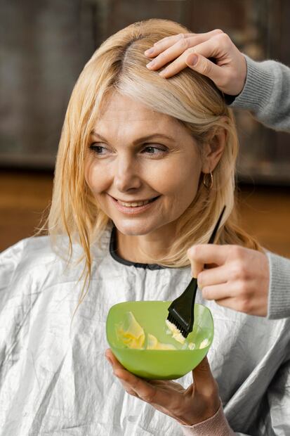 Te contamos cómo cubrir tus canas. Foto: Freepik