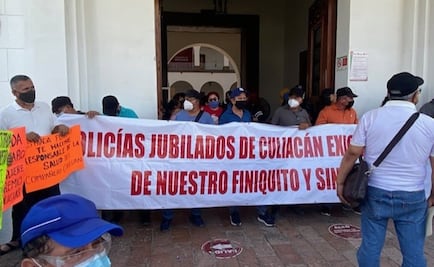 Policías jubilados y viudas bloquean acceso del ayuntamiento de Culiacán; piden finiquito 