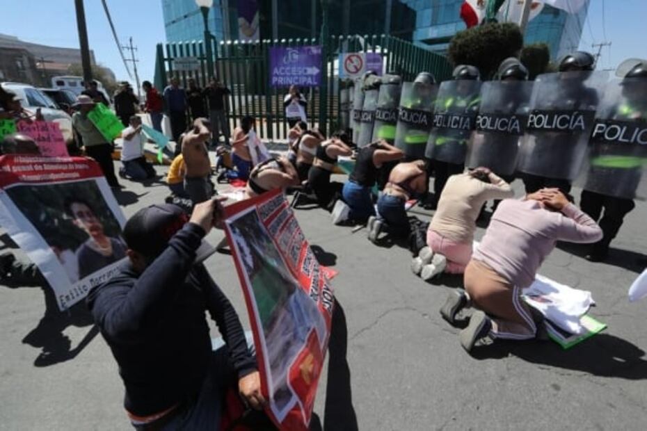 Realizan protesta pacífica frente a la Codhem; granaderos pretendían desalojarlos