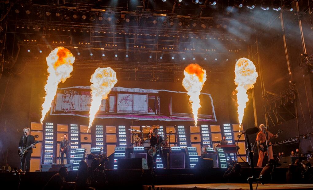 La emoción llegó a tal punto que Billie tuvo que detenerse para salvaguardar a sus fans que estaban hasta adelante del escenario, porque estaban siendo asfixiados por tanta gente y las ganas de estar cerca del escenario. Algunos fanáticos solo flotaban por pura inercia entre el tumulto. Foto: de Yaretzy M. Osnaya / EL UNIVERSAL