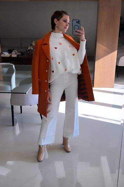 Mariana Rodríguez nos muestra cómo llevar pantalones blancos acampanados