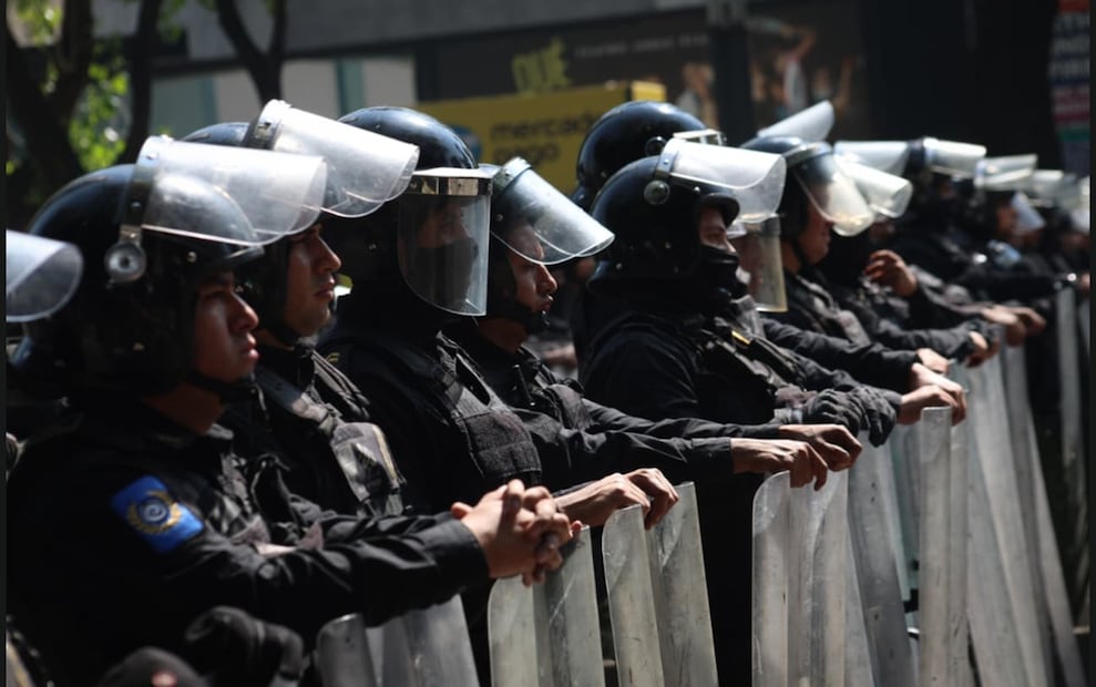 Manifestantes de la Marcha Generación Z salieron del Ángel de la Independencia al Zócalo capitalino, con una parada en la Glorieta de las mujeres que luchan por paso del Desfile de la Revolución Mexicana en la Ciudad de México, el jueves 20 de noviembre de 2025. Foto: Luis Camacho/EL UNIVERSAL