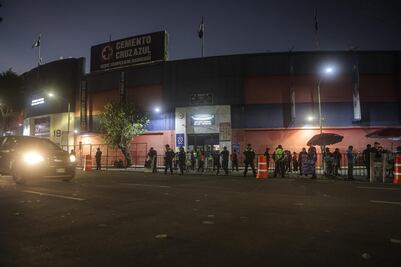 Fanáticos del Cruz Azul llegan al Estadio Ciudad de los Deportes tras su reapertura; refuerzan seguridad e instalan puesto de mando