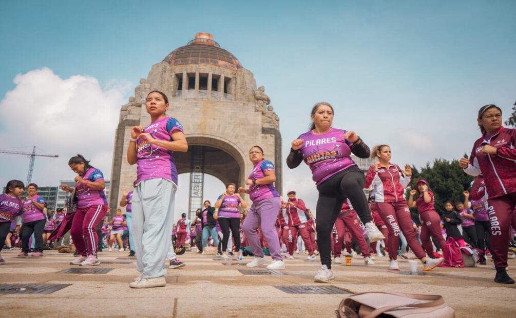 Más de 2 mil 600 mujeres participan en clase masiva de defensa personal; evento se realizó en el Monumento a la Revolución. Foto: Especial