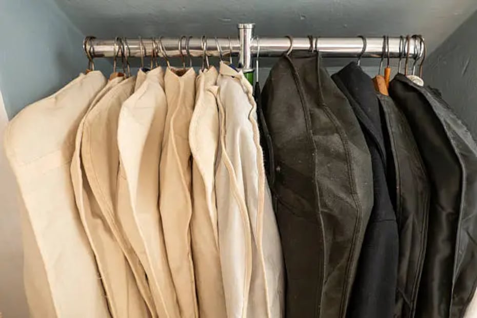 Las fundas protectoras para tu ropa ayudan a conservar mejor los abrigos. Foto: Unsplash