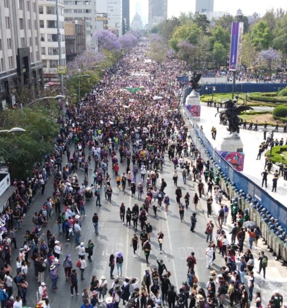 La marcha del 8M vista desde dron; imagen aérea de la marea morada