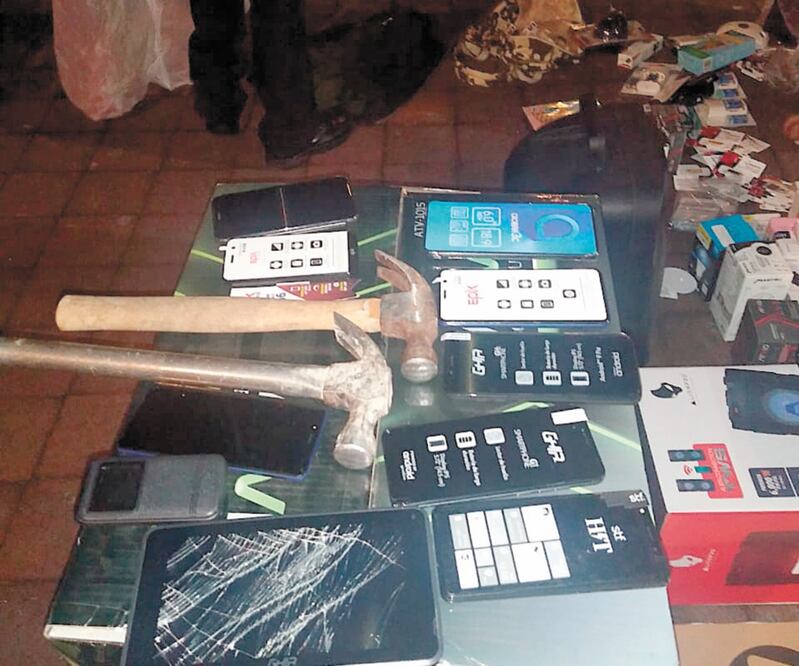 Botín frustrado. Entre las cosas recuperadas hay computadoras, bocinas portátiles, cargadores y celulares. ESPECIAL