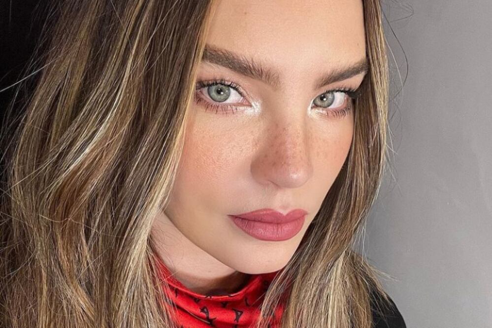 Belinda encendió internet con un look punk. Foto: Instagram @belindapop
