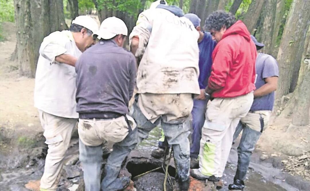 En Magdalena Contreras se encontraron grandes rocas al algunos puntos que obstaculizaban la entrada de líquido del Río Magdalena (ESPECIAL)