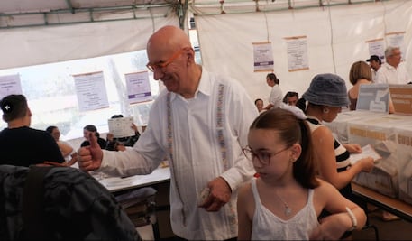 “Refrendamos nuestro compromiso con la democracia”: Dante Delgado acude a votar a Xalapa, Veracruz