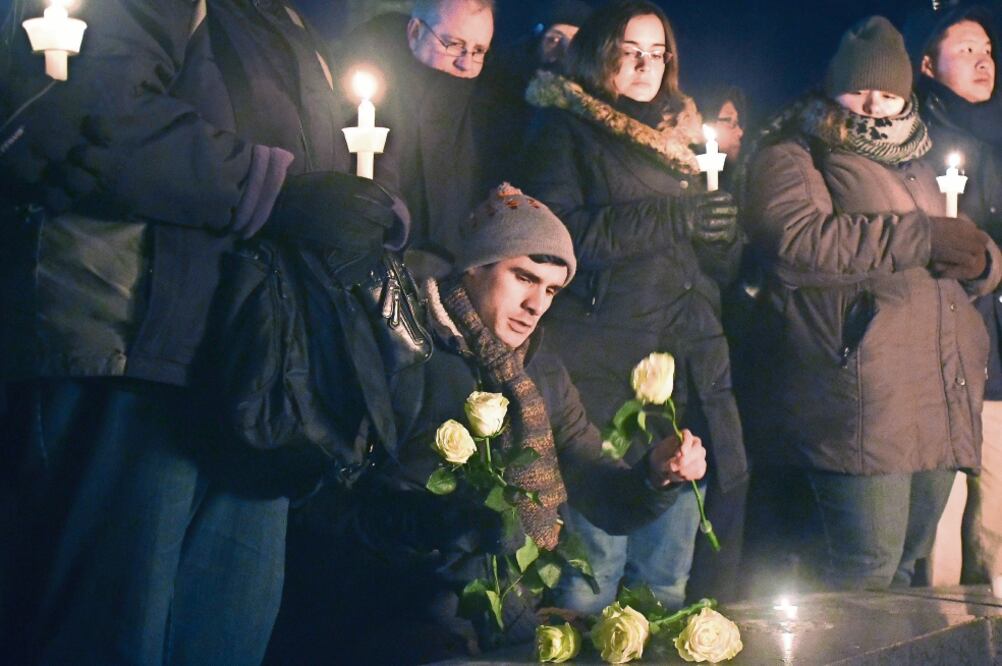 En memoria. Cientos de canadienses acudieron ayer a una vigilia en Montreal por los seis muertos que dejó una balacera en una mezquita en Québec. (Cortesía)