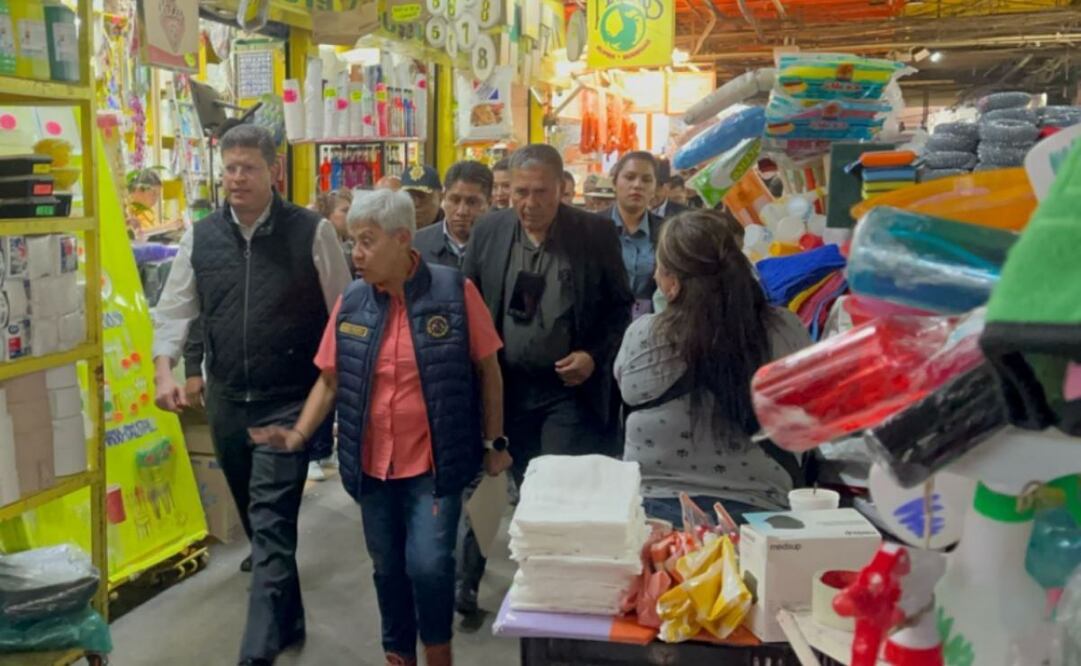 El director de la SSC CDMX, Pablo Vázquez, realizó un recorrido en la Central de Abastos para evaluar la seguridad (27/02/2025). Foto: Juan Carlos Williams / EL UNIVERSAL